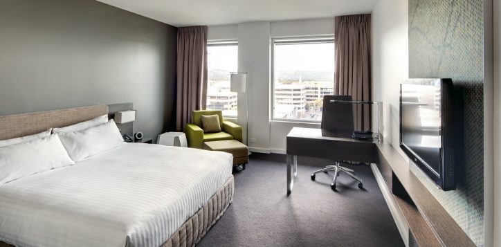 pullman-adelaide-hotel-rooms-and-suites-deluxe-room-image-2
